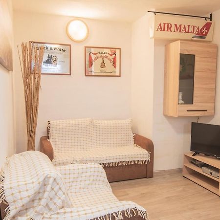 Central Villa Flatlet With Pool - Free Parking And Wifi Lija Luaran gambar